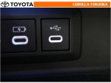 ポータブルオーディオなどの機器を接続して、車両のスピーカーで聞くことができます。