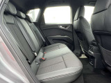 Q4 e-tronは綿密な車両設計をもとに、バッテリーをホイールベース間の床下に搭載することで広い居住性を実現。足元の床面もフラットな形状です。