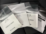 メンテナンスノート、取扱説明書です。 その車の整備記録が事細やかに記録されています。 車が生まれてから今までどのような道を歩んできたのか判るとても重要な物ですよ。