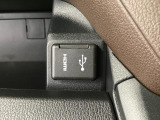 【HDMIソケット】 スマートフォンなどを接続するとディスプレイオーディオに画面表示され、停車時に動画も視聴可能です。