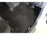 フロアマット標準装備。車内を清潔に保ちます。