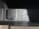 スマートフォン等の充電や連携に便利なUSB Type-Cポートを2基配置。さらに12Vアクセサリー電源も備えドライブ中の電源確保に重宝します。毎日の通勤から遠出まで活躍する、利便性の高い快適装備です。