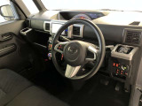 運転席周りのレイアウトをご覧ください。ナビゲーションが綺麗に装着されすっきり収まってますね!