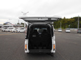3列目シートを倒さなくても大きくて使いやすい荷室です。