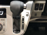 操作しやすいATシフトです。シフトチェンジを気にしなくてよいので運転だけに集中できますね。自然と手に届くところにある、手になじむ形状のシフトノブがいいですね。