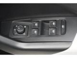 パワーウィンドウスイッチ。手探りでも操作しやすく、運転中でも快適に扱えます。