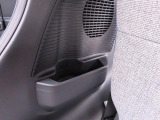 リアクォータポケット&ボトルホルダー。後席乗車の方のチョイ置きスペース。