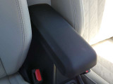 運転席と助手席の間には、アームレストが装備されています!
