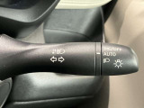 車外の明るさに応じでライトを点灯、消灯してくれるオートライト機能です☆お天気の良い昼間のトンネル走行などオートにしてると便利で安心です☆エンジン停止時にライトの消し忘れも無くなります☆