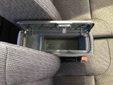センターアームレスト付きで運転中も腕が楽々!