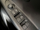 パワーウィンドウやドアミラーのスイッチ等は運転席右側へ集中してます