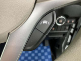 【車線逸脱抑制機能】車線の逸脱の可能性が高いとシステムが判断した場合に、ドライバーに車線逸脱防止方向へのステアリング操作を促し、車両を内側に戻すよう支援します。
