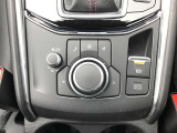 コマンダーコントロール。スイッチを探すことなく自然に手を下した位置に配置。手元を見ることなく、各種操作が行えます。