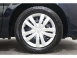 純正のホイールカバーが足元を飾ります!タイヤサイズは 185/60R15でございます。