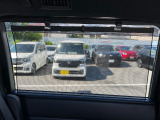 ロール式サンシェードを装備しております。