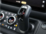 何気なく触れる部分にこそ、車両のコンディションが表れます。シフトレバーも使用感が少なく、丁寧に扱われていたことが感じられます。