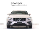 V60CrossCountryはAWDに加え、オフロードモード、リフトアップされた地上高、ヒル・ディセント・コントロールを備え、荒れた路面でのトラクションとグリップ、そして安全性を高めています。