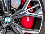 BMWの純正アロイホイールは軽量かつ強度にも優れているホイールで走行性能を引き上げる設計になっております。足元にもBMWは妥協がなくこだわっている個所になります。