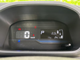 必要な情報をひと目で確認できる、シンプルなメーターデザイン。視認性が高く、安全運転をサポートします。運転に必要な情報がわかりやすく表示されます。