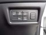 運転席の手元には、駐車時に周囲を映すカメラや荷室の扉などのスイッチがまとまっています。必要な機能へ手を伸ばしやすく、発進前や駐車時の操作を整理することで、運転者の確認作業を助けます。