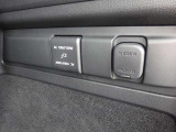 AC100V電源と12Vアクセサリーソケットを並備した給電スペース!家電製品の使用やPC・スマホの充電など多用途に活躍し、アウトドアやレジャー、万が一の非常時にも重宝する利便性の高い装備です。