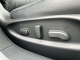 電動パワーシート、座席の前後、高低、リクライニングがレバー操作で簡単に調整出来ます。