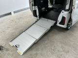 日頃から車いすを利用し、クルマのシートへの乗り移りが難しい方におすすめです。車いすに乗ったまま移動できるので、車いすをご利用の方の移動をサポートするとともに、介護する方の負担を軽減します。