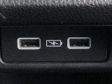 後席にもUSBチャージャーを装備しており、スマートフォンやタブレットの充電が可能です。長距離移動でも後席の方が快適に過ごせます。