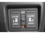 運転席から後席のスライドドアを自動で開閉できる便利なボタン付き!お子様の乗り降りや荷物が多いときにも、運転席からサッと操作できて便利です♪