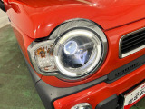 白く明るい光で夜間走行をサポートするLEDヘッドランプを搭載