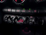 MINIの運転席操作部は、中央に構えるディスプレイが最大の特徴です。航空機を思わせるトグルスイッチなど、直感的で遊び心のあるメカニカルな操作感が、ゴーカートのような走りの高揚感を高めます。