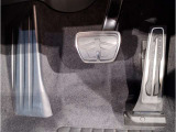 ペダル】BMWはオルガン式アクセルペダルを採用しています。踏み込む足とペダルが同じ軌跡を描くため、かかとがずれにくく、アクセルコントロールがよりしやすくなるメリットがあります