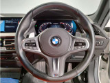 【ハンドル】ドライバーとBMW車の一体感がダイレクトに伝わるステアリングホイール。形状・太さへの拘りに加えて、操作性を高める為にスイッチ類も配置。クイックかつ安定のドライビングを体感下さい!