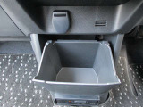 センター足元にも、小物が入るスペースがございます。