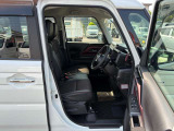 座面のへたりやスレが少なく、快適に運転できるシートです。