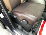 【運転席上下スライド可能】運転席は上下スライド可能なので、身長の高い方でも、小柄な女性までどんな方でもフィットする高さになります。