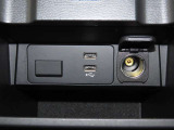スマートフォンなどの充電や接続に便利なUSB端子2ポートと、アクセサリーソケットを装備!ドライブ中の電子機器の使用も安心・快適です。日常から遠出まで活躍する便利な装備を、ぜひ店頭でお確かめください。