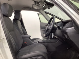 広い足元にゆったり座れるシートには肘掛けも装備しており長距離の運転でも疲れにくくなってます。女性でも運転がしやすいように、シートの高さ調整機能(シートリフター)がついています。