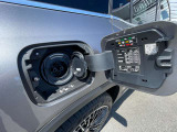 【急速充電口(CHAdeMO)】右リアに配置された急速充電ポート。高速道路のS.Aやディーラー、商業施設の急速充電器に対応しています。