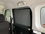 ロール式シェードが出てきます!車内の温度を安定して保てます♪強い日差しもシャツトダウンしてくれます☆