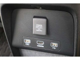 USBオーディオ用ソケットがついていますので携帯電話などを接続すれば音楽等の再生が可能です!充電用ソケットもございます!