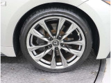 235/40R19タイヤを装備しています。※各ホイールのキズ等をご確認くださいませ。