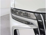 【オートマチックハイビーム】対向車や先行車をカメラで検知し、ハイビームとロービームを自動で切替え、夜間の歩行者などの早期発見をサポート。切り替え忘れを防ぐほか手動操作の煩わしさも軽減します。