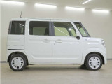リアには左右スライドドアを採用。狭い駐車場でも開閉しやすく、強風の日でもドアが煽られにくくなっております。小さなお子さまやご年配の方も安心して乗り降りできます。