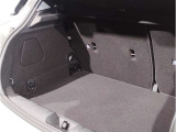 MINIはスペアタイヤを搭載しておりません。スペアタイヤをなくすことにより、荷室を従来よりも広くとることが出来ております。現在のMNIはコンパクトボディーに機能性を搭載しております。