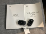 メンテナンスノート【点検整備記録簿・保証書】、取説も揃ってます。スマートキーはバッグなどにしまったままボタン操作でエンジンの始動・停止ができて大変便利です。