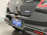 【後退時ブレーキサポート】リヤバンパーに4つの超音波センサーを内蔵し、車両後方にある障害物を検知。透明なガラスなども検知でき、コンビニの駐車場などでの衝突回避をサポートします。