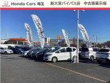 中古車展示場の風景です。常時60台ほどの中古車を展示しております。車種別にエリア展開していますので、ご希望の車種も探しやすいと思います。ご来店時はスタッフがご案内致しますので、お気軽にお声かけ下さい。