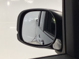 【サイドアンダーミラー】助手席側ドアミラーの下部についております。停車時・発進時などに車両左側の死角になった部分を確認するときに役立ちます。