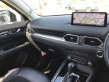 ドライバーが心に余裕をもって運転に集中できること、助手席や後席からもすっきりと前を見通せる空間の起点となり、全員が安心してドライブを楽しめることをモットーにシンプルなレイアウトとなっています。